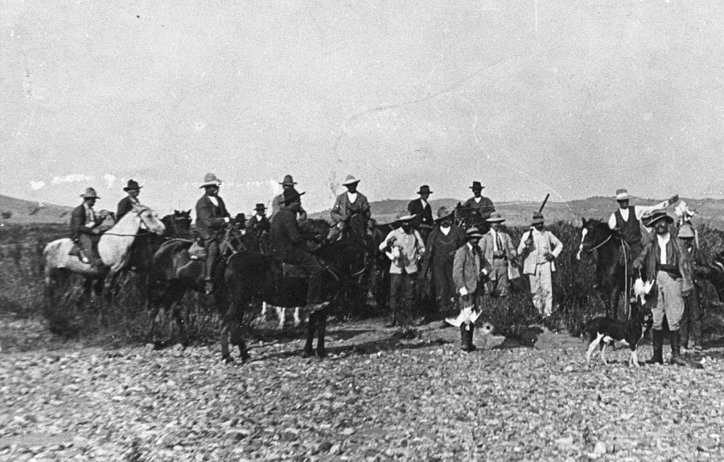 Questa fotografia, concessa dal Gruppo fotografico pientino, raffigura un gruppo di cacciatori di tallurini dopo la battuta di caccia, nel 1907